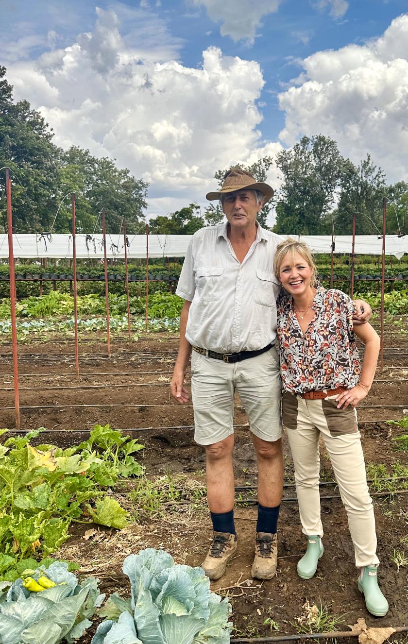een man en een vrouw tussen de gewassen