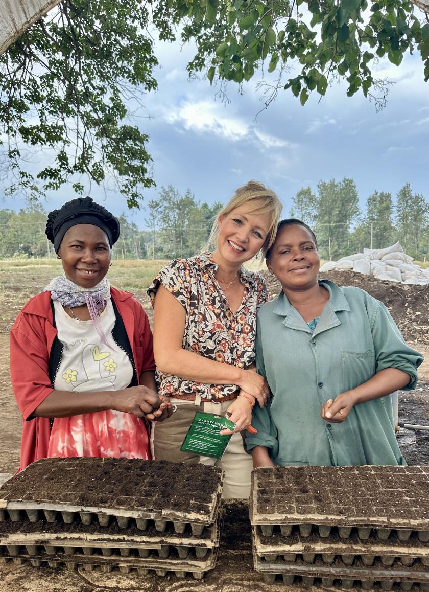 drie vrouwen planten zaden