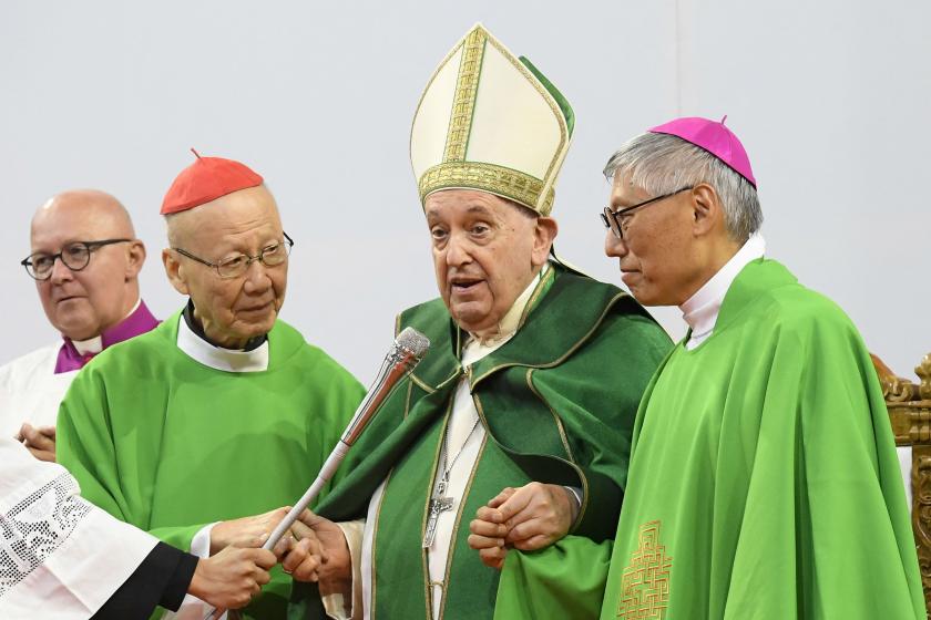 Paus Franciscus tussen kardinaal John Tong Hon (l) en mgr. Stephen Chow Sau-yan S.J. (r), resp. de vorige en huidige bisschop van Hongkong; Ulaanbaatar, 3 sept. 2023. Paus Franciscus tussen kardinaal John Tong Hon (l) en mgr. Stephen Chow Sau-yan S.J. (r), resp. de vorige en huidige bisschop van Hongkong; Ulaanbaatar, 3 sept. 2023.