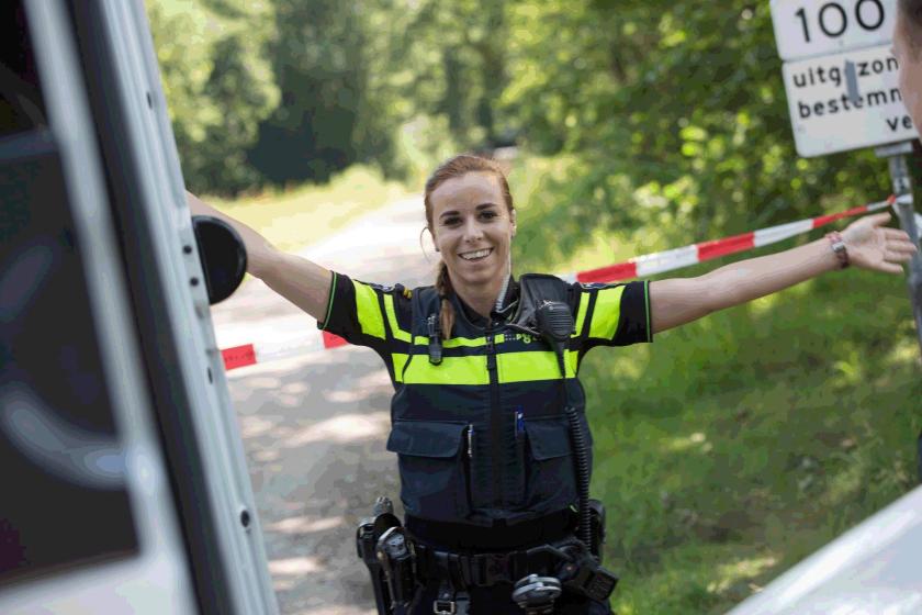 Lachende politievrouw