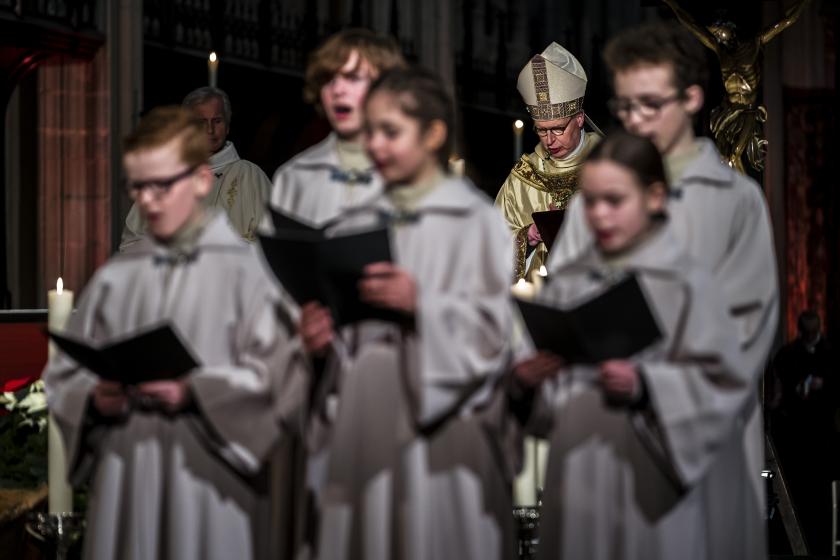 Bisschop Gerard de Korte preekt op kerstavond tijdens de kerstnachtmis in een vrijwel lege Sint-Janskathedraal. De mis wordt op kerstavond uitgezonden op NPO2, vanwege de aangescherpte coronamaatregelen worden er geen kerkgangers toegelaten. ANP ROB ENGELAAR Bisschop Gerard de Korte preekt op kerstavond tijdens de kerstnachtmis in een vrijwel lege Sint-Janskathedraal. De mis wordt op kerstavond uitgezonden op NPO2, vanwege de aangescherpte coronamaatregelen worden er geen kerkgangers toegelaten. ANP ROB ENGELAAR