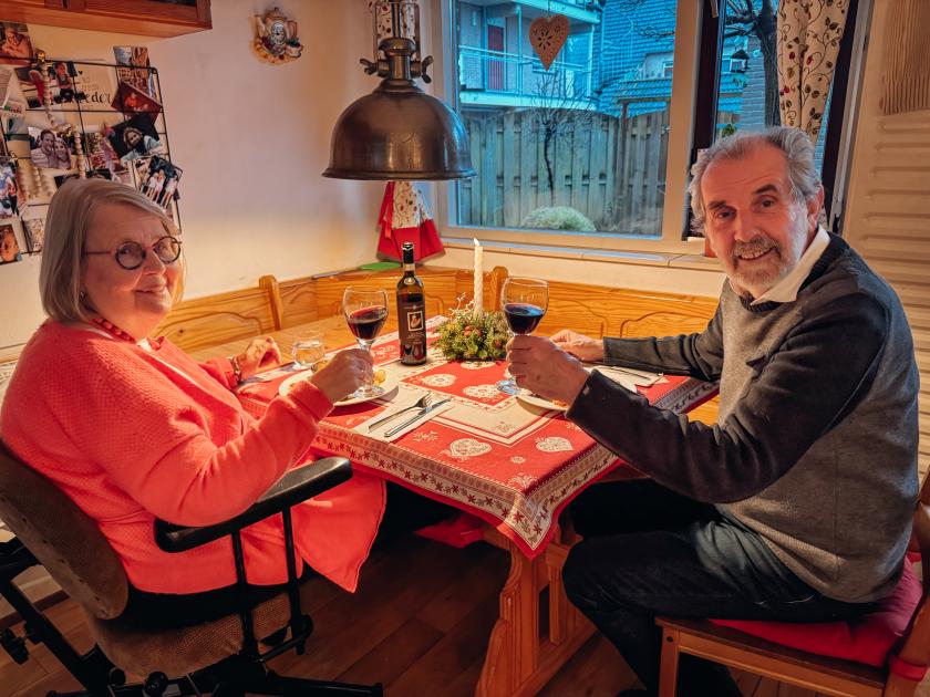 Twee mensen aan tafel met wijn