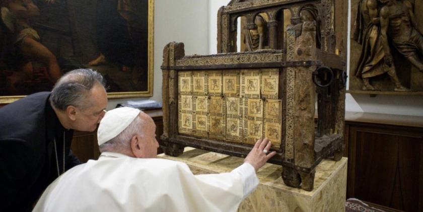 Paus Franciscus op 2 oktober 2024 bij de Cathedra van Sint-Petrus. Paus Franciscus op 2 oktober 2024 bij de Cathedra van Sint-Petrus.