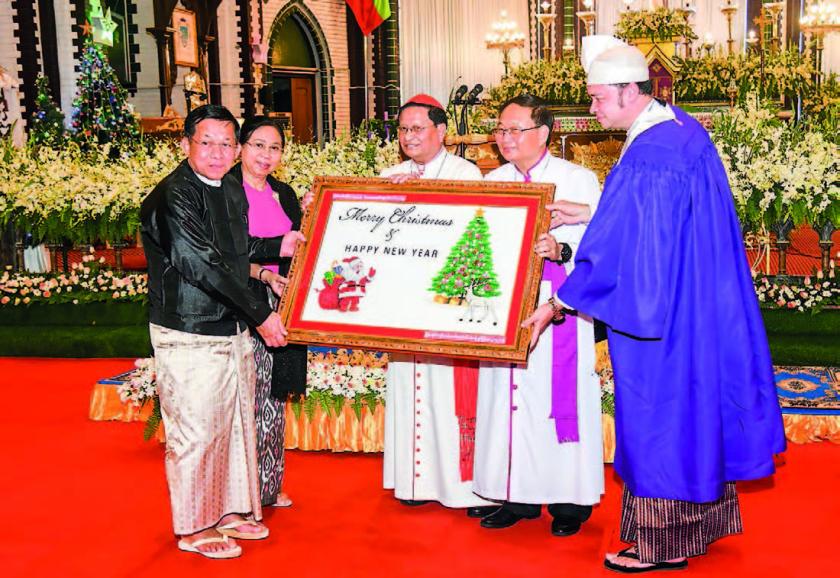 Generaal Min Aung Hlaing (l) met diverse kerkleiders (kardinaal Bo in het midden) in de kathedraal van Yangon op 23 december 2024.