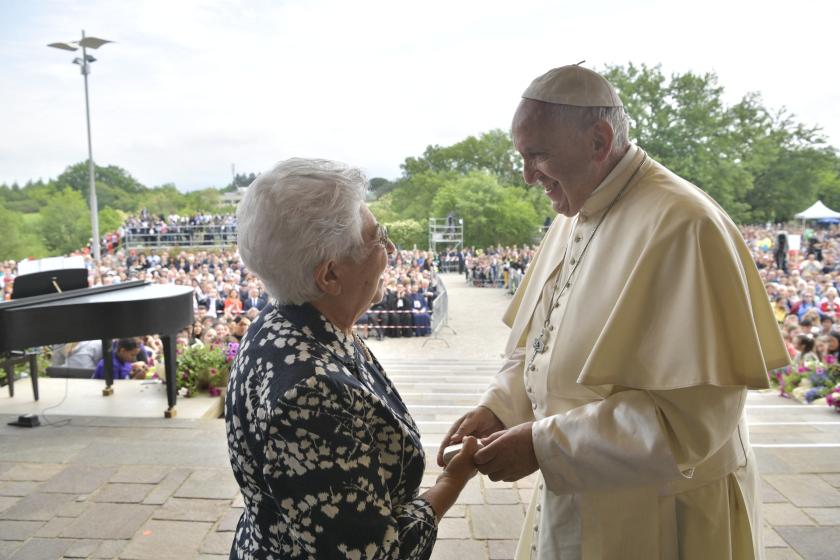 Paus Franciscus geeft een rozenkrans aan Focolare-leidster Maria Voce tijdens een pastoraal bezoek aan het Maria Theotokos-heiligdom op 10 mei 2018 in Loppiano, Toscane. Paus Franciscus geeft een rozenkrans aan Focolare-leidster Maria Voce tijdens een pastoraal bezoek aan het Maria Theotokos-heiligdom op 10 mei 2018 in Loppiano, Toscane.