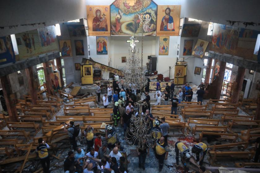 Reddingswerkers inspecteren de schade op de plaats van een gemelde zelfmoordaanslag op de Sint-Eliaskerk in Damascus op 22 juni 2025. Bakr ALKASEM / AFP
