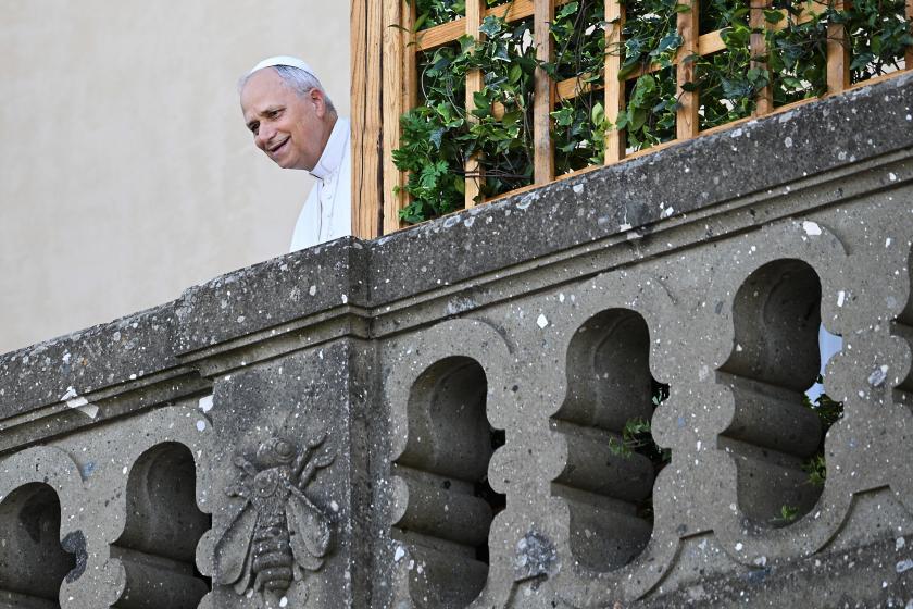 Paus Leone XIV kijkt naar de mensen vanaf het terras van Villa Barberini, waar hij op 6 juli 2025 is aangekomen voor een verblijf van twee weken. AFP Paus Leone XIV kijkt naar de mensen vanaf het terras van Villa Barberini, waar hij op 6 juli 2025 is aangekomen voor een verblijf van twee weken. AFP