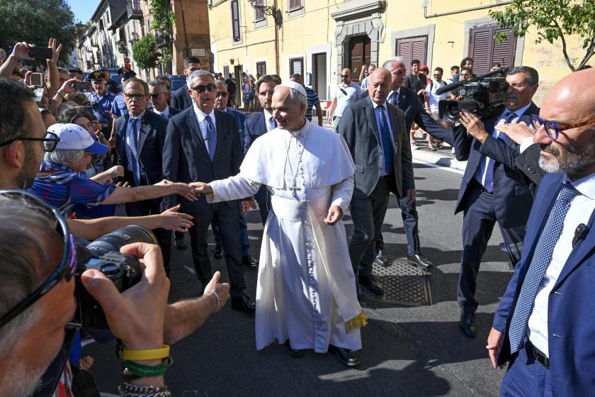 Paus Leo XIV aangekomen in Castel Gandolfo op zondagmiddag 6 juli 2025. AFP Paus Leo XIV aangekomen in Castel Gandolfo op zondagmiddag 6 juli 2025. AFP