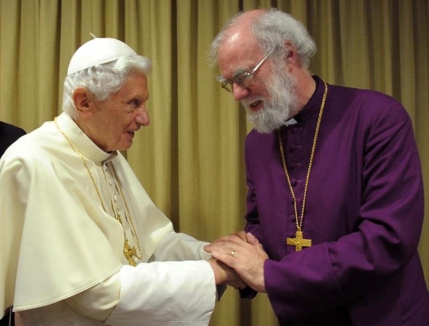 Paus Benedictus XVI begroet aartsbisschop Rowan Willams van Canterbury in het Vaticaan op 10 oktober 2012. L’Osservatore Romano. 