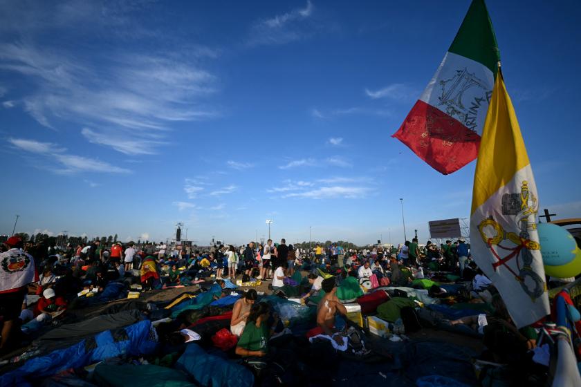 Young faithful wait for Pope Leo XIV who will lead a mass in the Tor Vergata district of Rome, as part of Jubilee of Youth, on August 3, 2025. The "Jubilee of Youth" -- when the Vatican invites Catholics aged 18 to 35 to the seat of the global Church's power -- has seen thousands of young pilgrims from around the world flood Rome this week. Filippo MONTEFORTE / AFP