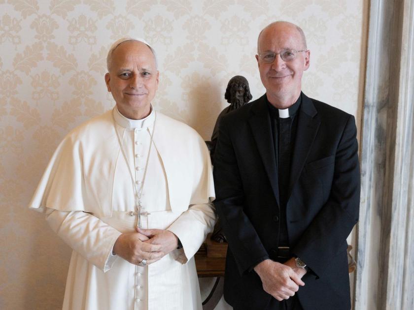 Paus Leo XIV heeft vandaag de Amerikaanse jezuïet James Martin in een privéaudiëntie in het Vaticaans Apostolisch Paleis ontvangen.