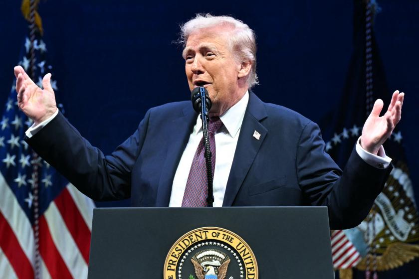 Man voor microfoon in Amerika