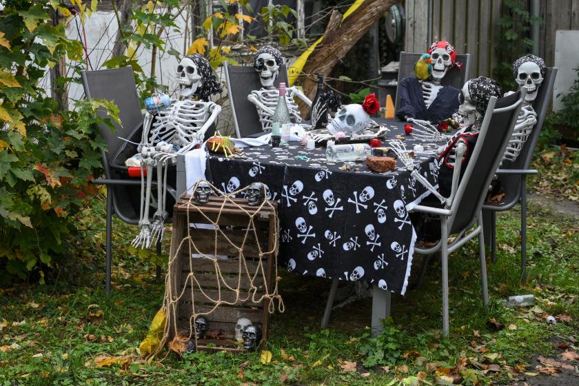 Five skeletons are installed around a table in a garden in preparation for Halloween, on October 27, 2025 in the village of Neutrebbin, eastern Germany. Halloween will be celebrated on October 31, 2025. RALF HIRSCHBERGER / AFP