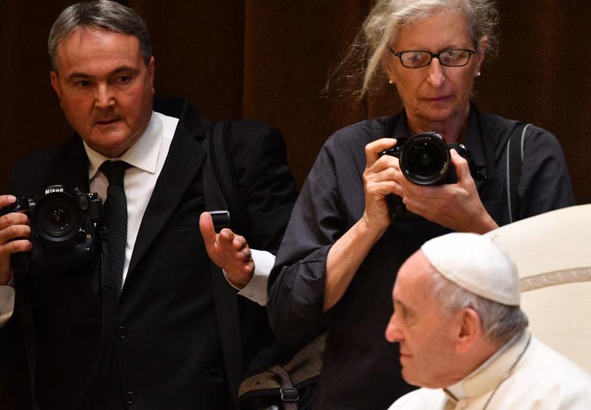 De Amerikaanse fotografe Annie Leibovitz (rechts) en Francesco Sforza (links), maken foto's van paus Franciscus tijdens zijn het evenement Children's Train; Vaticaan, 9 juni 2018. Vincenzo PINTO / AFP