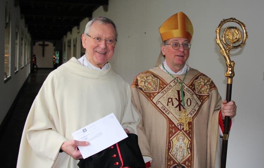 Erekanunnik Jan Vries en bisschop Ron van den Hout