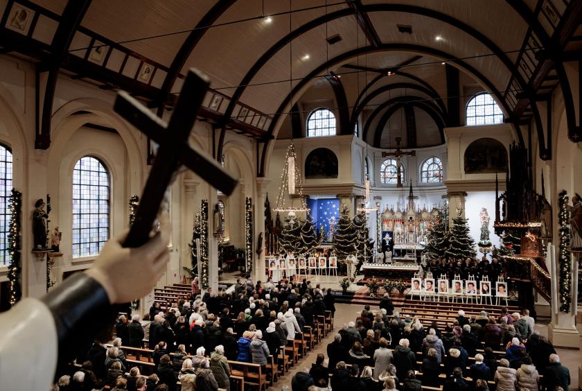 Een herdenkingsdienst in de Sint-Vincentiuskerk voor de slachtoffers van de nieuwjaarsbrand 25 jaar geleden. In de nieuwjaarsnacht van 2001 kwamen veertien jongeren om het leven door een brand in het café. RAMON VAN FLYMEN / ANP