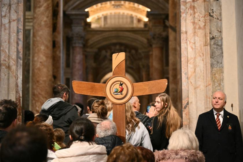 Pilgrims walk through the Holy Door at St Peter's basilica before the end of the Jubilee Year, in The Vatican on January 5, 2026. Alberto PIZZOLI / AFP