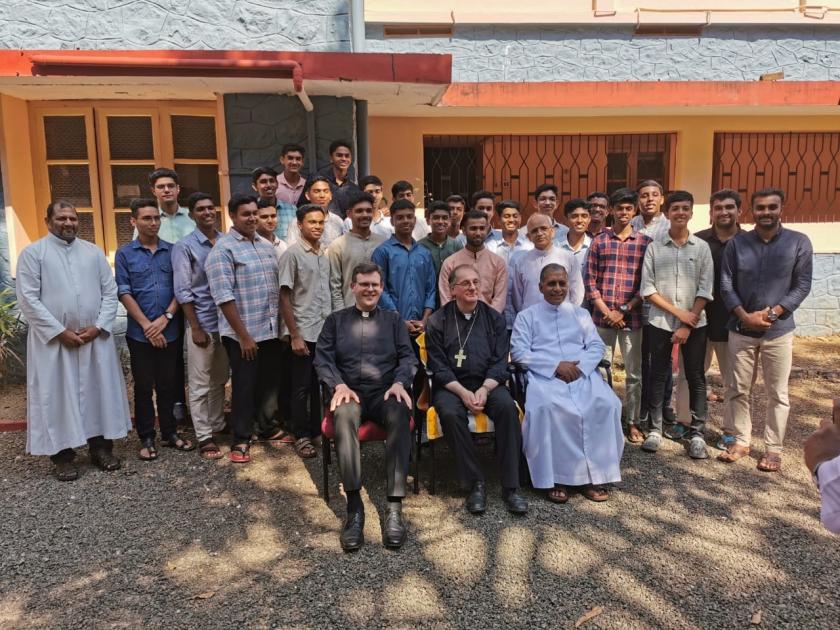 Bisschop Ron van den Hout van Roermond en rector Lambert Hendriks van Grootseminarie Rolduc bezoeken de thuisbisdommen van de Indiase priesters en seminaristen die in het bisdom Roermond wonen en werken.