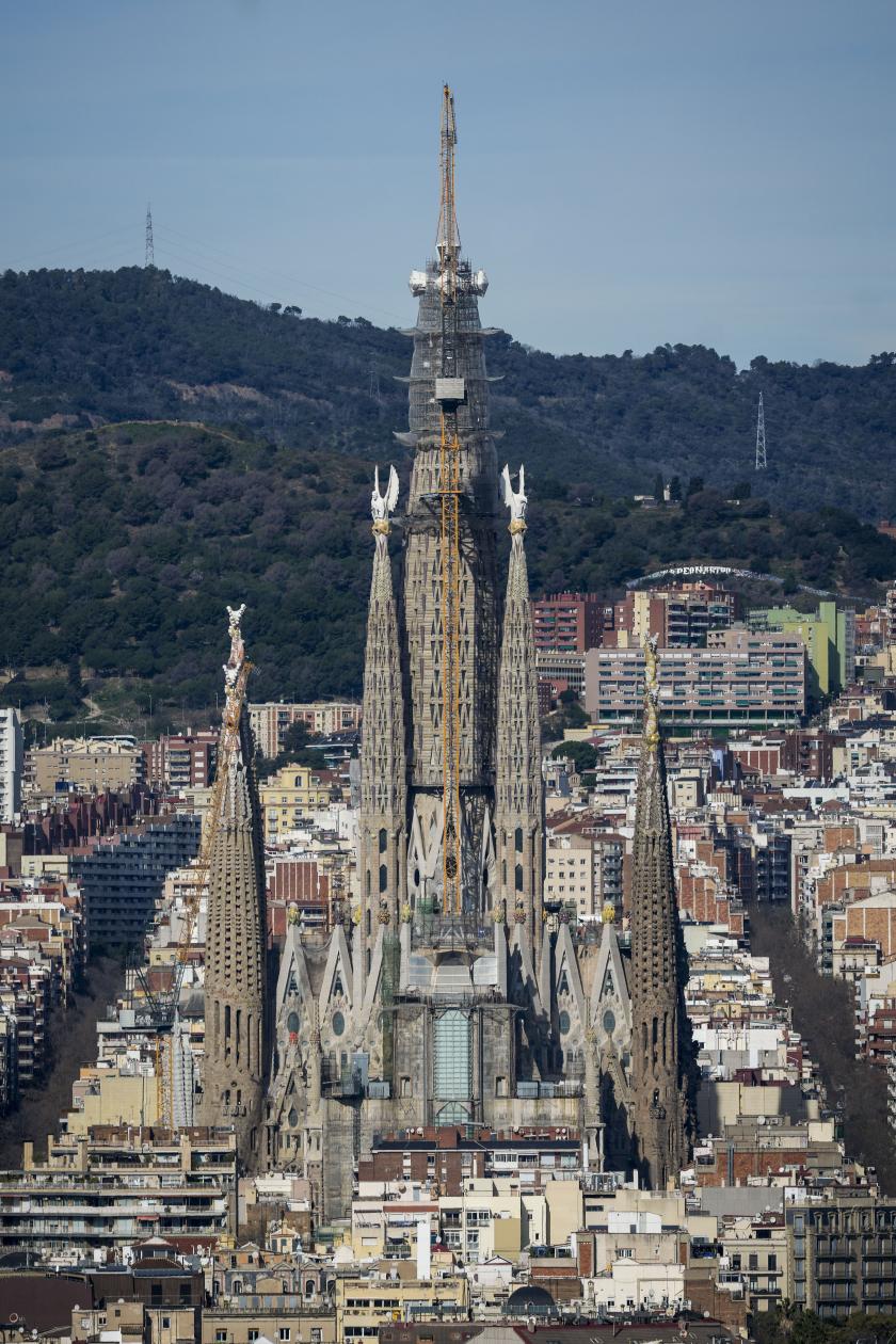 De Sagrada Familia in Barcelona op 20 februari 2026. Met de installatie van de bovenste arm van het kruis van de Jezus-toren bereikte de kerk haar maximale hoogte van 172,5 meter. EPA/ENRIC FONTCUBERTA