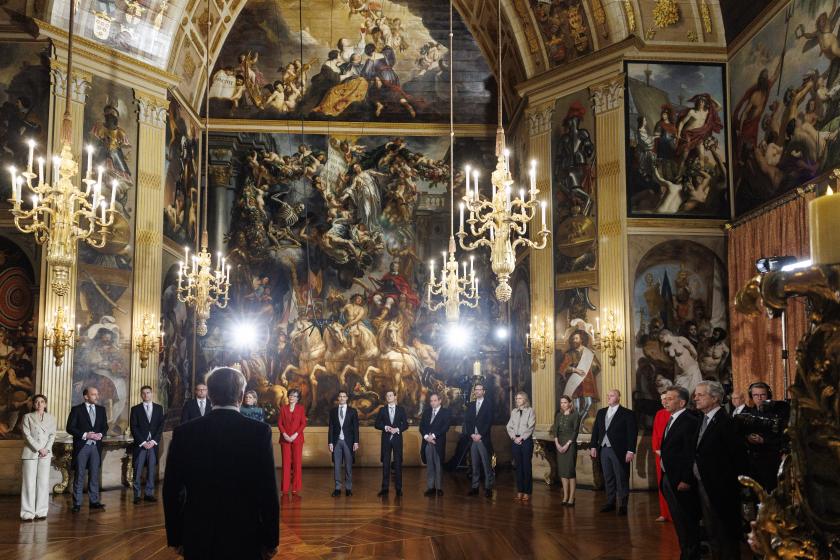 Beoogde ministers van kabinet-Jetten staan tegenover Koning Willem-Alexander tijdens de beëdiging van de nieuwe ministers van het kabinet-Jetten in de Oranjezaal van Paleis Huis ten Bosch. KOEN VAN WEEL / POOL / ANP