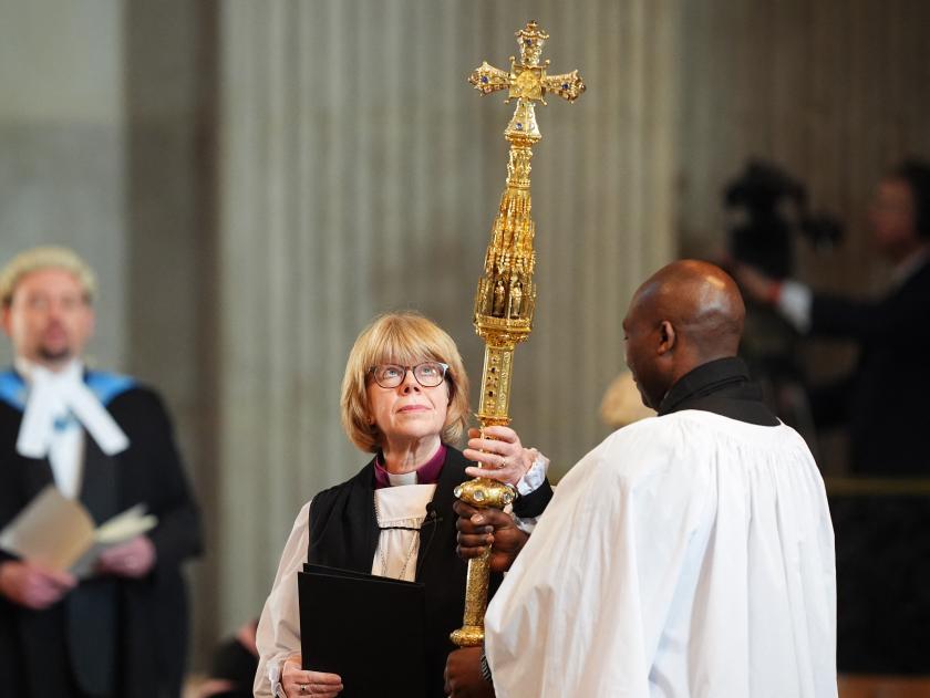 Sarah Mullally (C) neemt deel aan de 'Confirmation of Election'-ceremonie om haar benoeming tot nieuwe aartsbisschop van Canterbury officieel te bekrachtigen, in St Paul’s Cathedral in Londen op 28 januari 2026. Sarah Mullally, een voormalig verpleegkundige, werd afgelopen oktober benoemd tot de eerste vrouwelijke aartsbisschop van Canterbury. Zij beloofde de veiligheid binnen de Church of England te verbeteren na een misbruikschandaal dat haar voorganger ten val bracht. James Manning / POOL / AFP