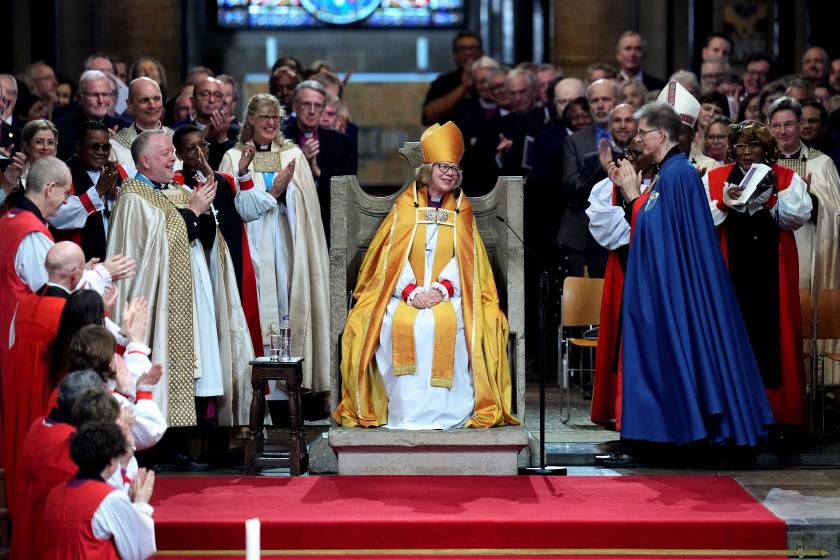 Aartsbisschop Mullally heeft haar zetel in Canterbury in bezit genomen