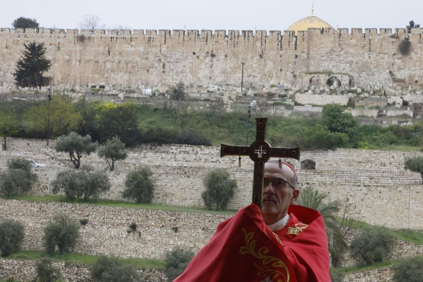 Latijns patriarch van Jeruzalem, kardinaal Pizzaballa, houdt in Jeruzalem op 29 maart 2026 een alternatieve gebedsdienst tgv Palmzondag, omdat de traditionele processie vanaf de Olijfberg werd afgelast. AFP
