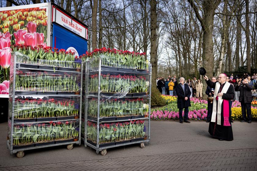 Johannes van den Hende, de bisschop van Rotterdam, zegent de bloemen die uitgekozen zijn voor de Paasviering op het Sint-Pietersplein in Rome. Voor de 40e keer levert Nederland de bloemen die het plein zullen decoreren. RAMON VAN FLYMEN / ANP