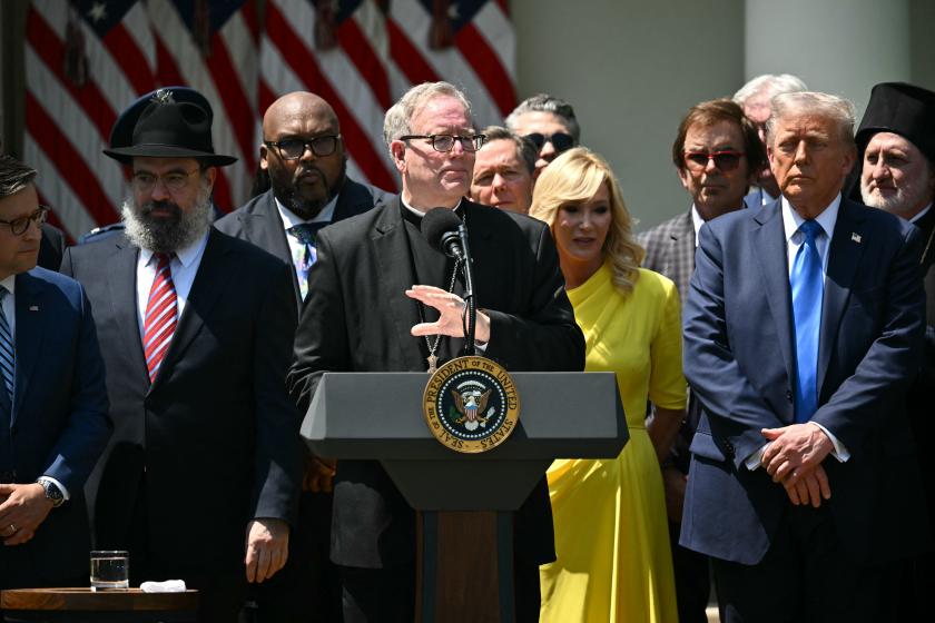 Bisschop R. Barron spreekt samen met president Trump tijdens een evenement ter gelegenheid van de Nationale Gebedsdag in de Rose Garden van het Witte Huis in Washington DC op 1 mei 2025. Mandel NGAN / AFP
