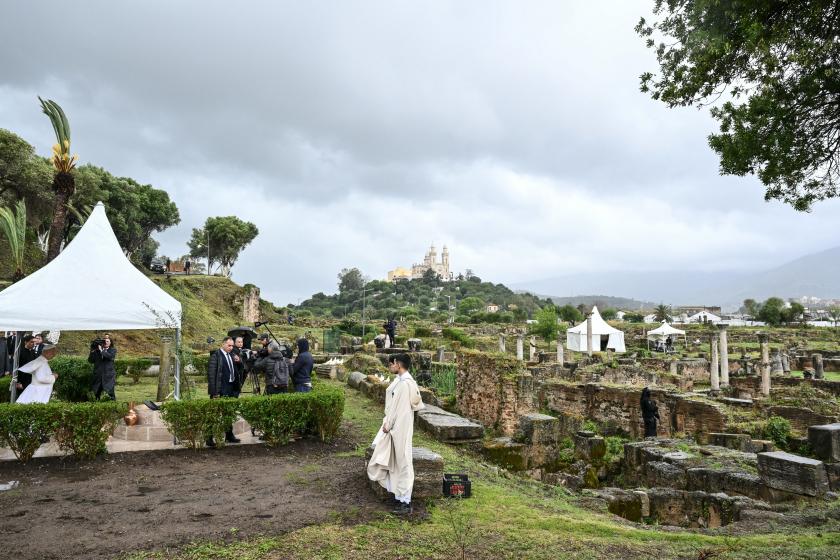 Pope Leo XIV (L) prays during a visit at the archaeological site of Hippo, in Annaba on April 14, 2026. Alberto PIZZOLI / AFP