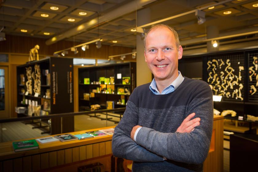 Jos Brouwers - Voeding, medicatie en zelfs drugsgebruik: een enkel haartje vertelt veel meer dan je denkt Jos Brouwers - Voeding, medicatie en zelfs drugsgebruik: een enkel haartje vertelt veel meer dan je denkt