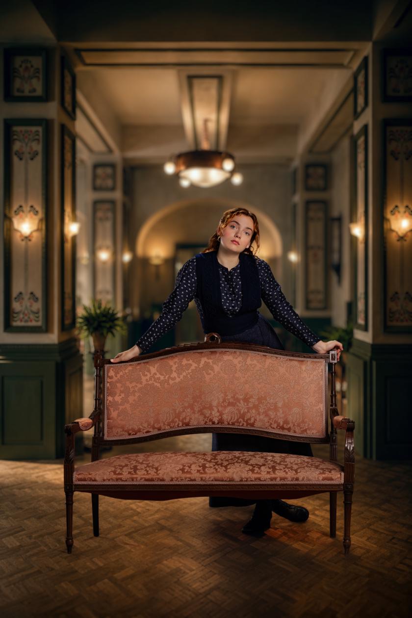Een foto in een luxe hotel waar een vrouw poseert
