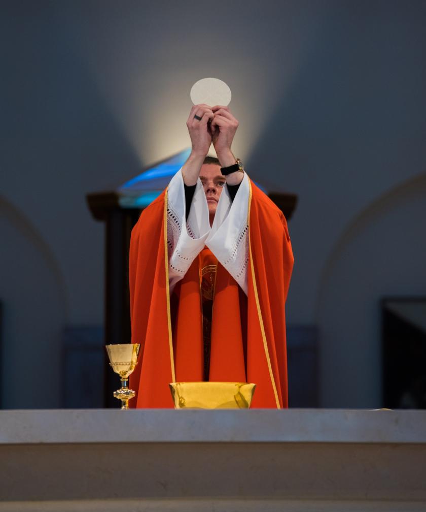 Homoseksuele priesters worden automatisch in verband gebracht met de verhalen over kindermisbruik. Photo by Josh Applegate on Unsplash