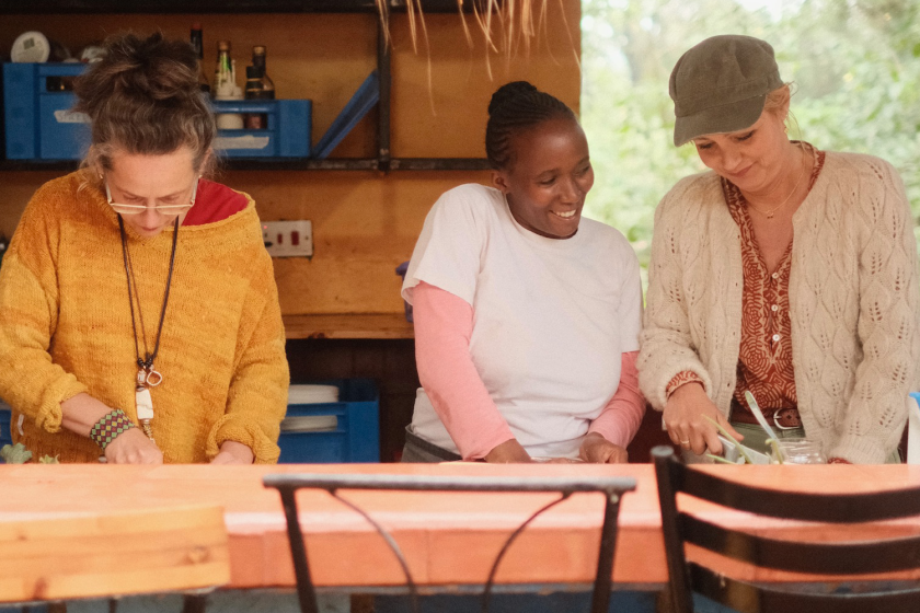 drie vrouwen aan het koken
