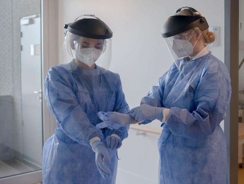 Buiten adem documentaireserie artsen in isolatiekleding en mondkapjes