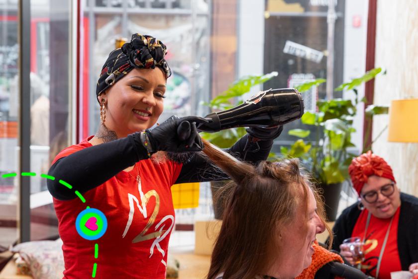 Een kapster föhnt een klant 