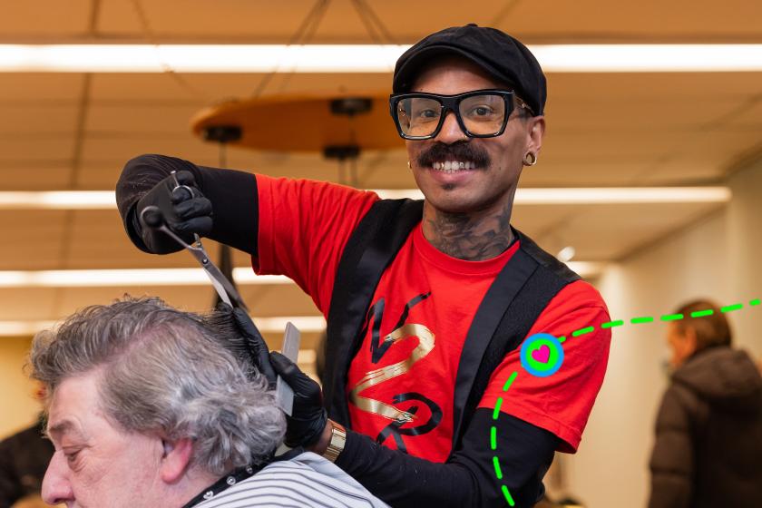 Een kapper knipt een man