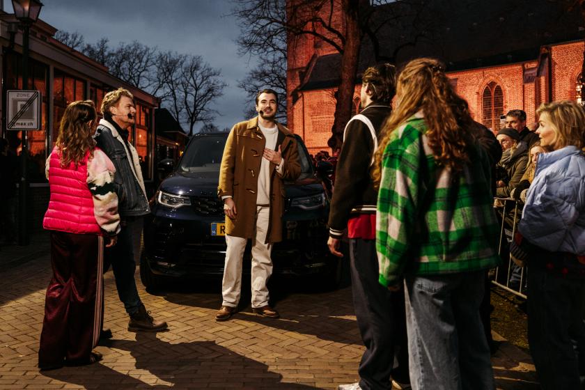 Man in bruine jas zingt