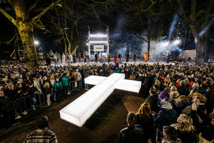 Wit kruis met mensen