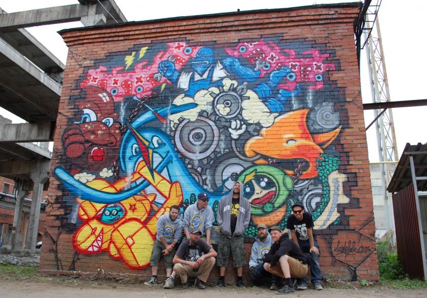 Van links naar rechts de Lastplakkers: MeerBeer, Pinwin, Ba, Ox-Alien, Boortorrie, Stoog & Tim Sake. Van links naar rechts de Lastplakkers: MeerBeer, Pinwin, Ba, Ox-Alien, Boortorrie, Stoog & Tim Sake.