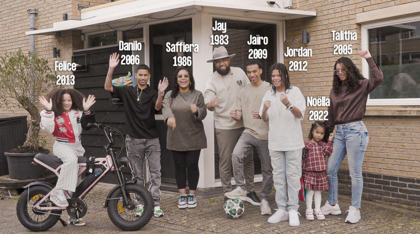 Groot gezin met elkaar en namen