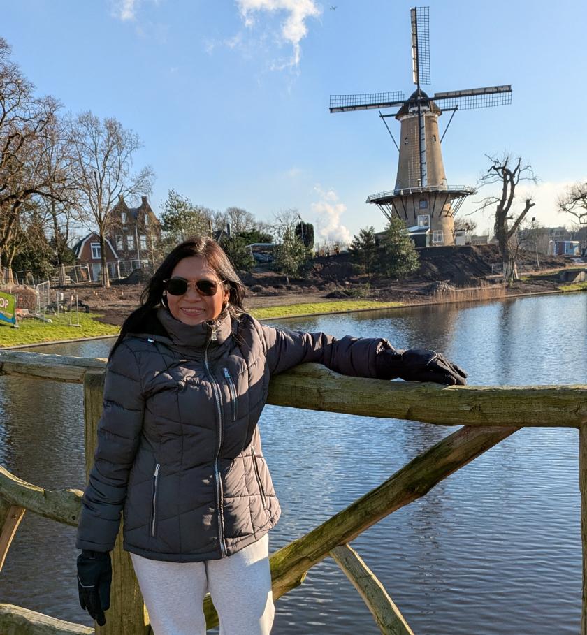 Maleewan - Hello Goodbye - Met molen Lachende vrouw met molen op de achtergrond