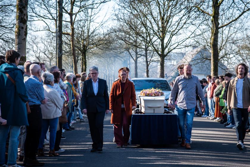 Mara en Iwan dragen de kist met Job 