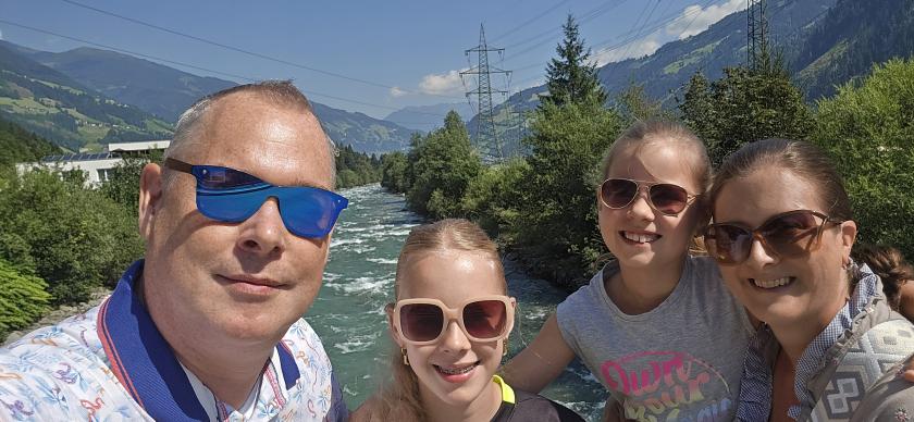 Marc, Silvia en hun dochters - Carnavalshart 