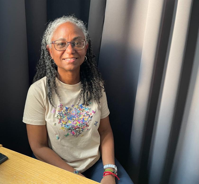 Vrouw met zwart haar en bril