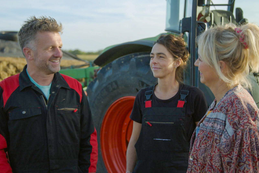 drie mensen op een boerderij