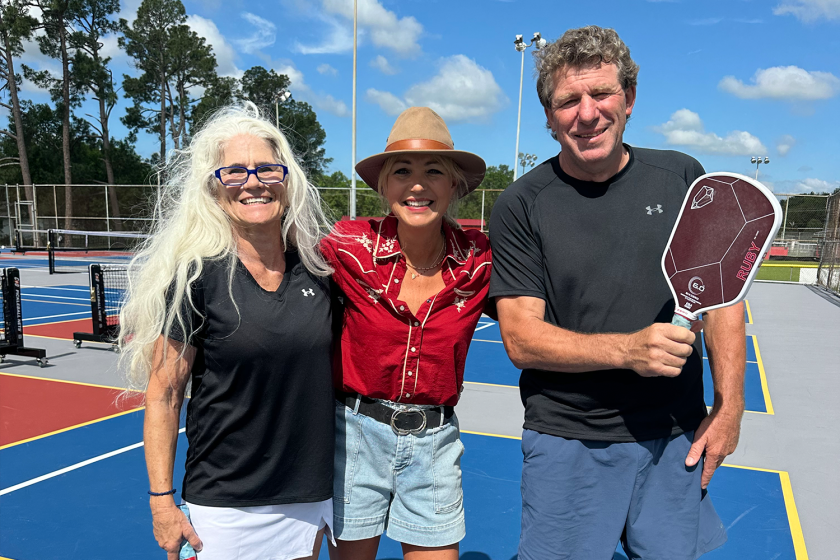 drie mensen op een pickle ball baan