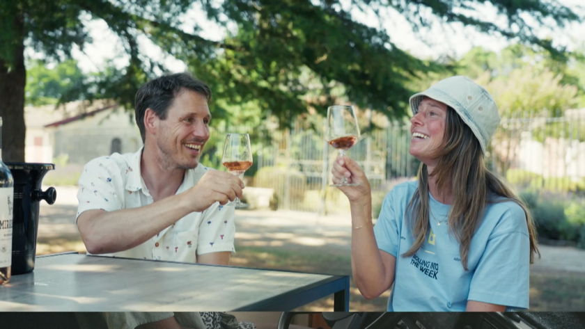 Walter en Anne in Onderweg naar liefde Walter en Anne bij een wijnproeverij in Onderweg naar liefde