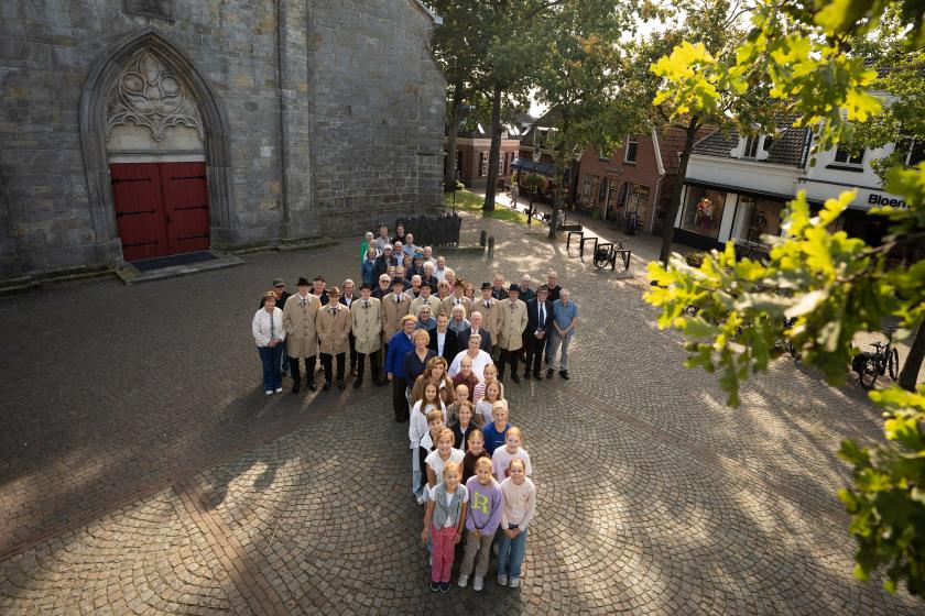Mensen vormen een groot kruis