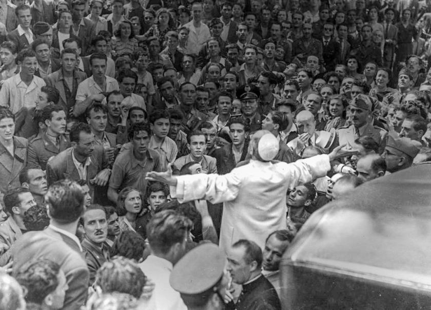 De enige keer dat paus Pius XII tijdens de oorlog in het openbaar verscheen was direct na het bombardement op San Lorenzo, om de burgers te midden van de ruïnes te ontmoeten. De enige keer dat paus Pius XII tijdens de oorlog in het openbaar verscheen was direct na het bombardement op San Lorenzo, om de burgers te midden van de ruïnes te ontmoeten.